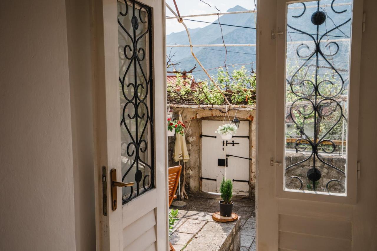 White Shutters House Villa Risan Buitenkant foto